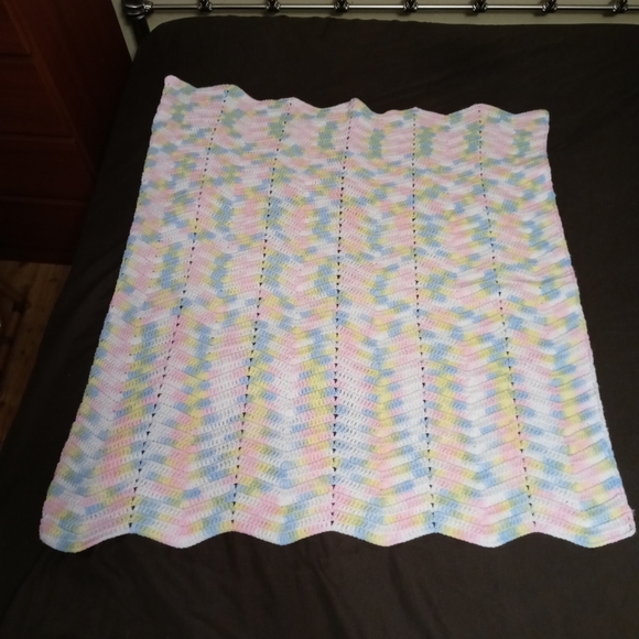 👶🎇CROCHET 🆕 THROW COVERING🎆 - Picture 5 of 8